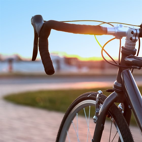 Cykel med racerstyr med solnedgang i baggrunden